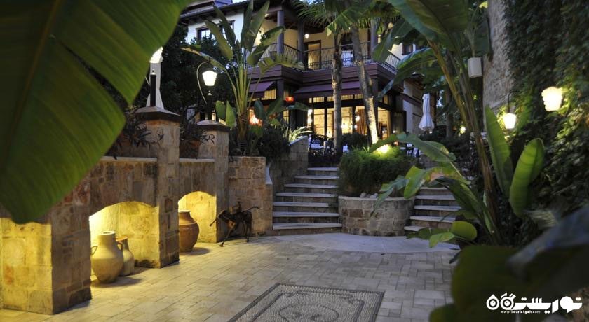 نمای ورودی رستوران سراسر